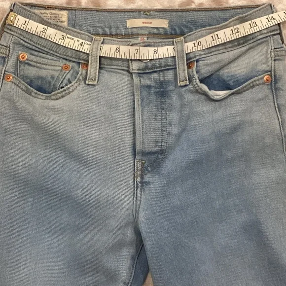 Levi’s Wedgie Fit Light Wash Denim Jeans, Size 26 - Picture 8 of 14